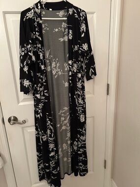 Black & White Floral Duster Robe